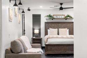 een slaapkamer met een bed, een bank en een stoel bij Luxury Pickleball - Concierge Service with Pool in Phoenix
