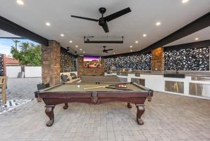 una habitación con mesa de billar en una casa en Luxury Pickleball - Concierge Service with Pool, en Phoenix 91 fotos más