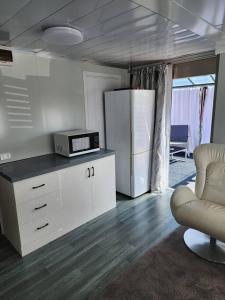 里奇蒙的住宿－Our Casetta，客房设有带冰箱和椅子的厨房