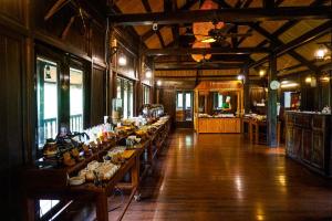 uma sala de jantar com mesas longas num edifício em Mai Chau Ecolodge em Mai Châu