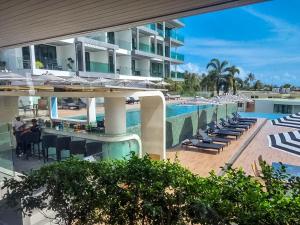 una vista della piscina del resort di Lets Phuket Twin Sands Resort & Spa a Patong Beach