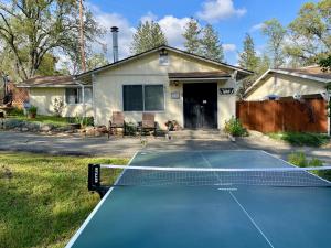 a tennis court in front of a house at Sierra Sunset Cottage -Yosemite area vacation cottage in Ahwahnee