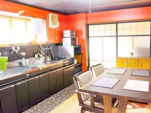 une cuisine avec une table et une salle à manger dans l'établissement Kyoto - House - Vacation STAY 85184, à Shūzan
