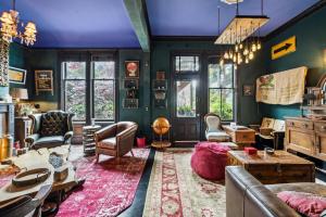 Historic & Charming Victorian Home Sleeps 11 في سان فرانسيسكو: غرفة معيشة بجدران خضراء وسقف أرجواني