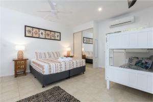 um quarto com uma cama e uma lareira em Seabrook beach house em Port Douglas