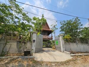 una casa con una puerta y una valla en SothAnna Khmer House en Phnom Penh