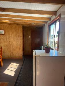 Habitación con cocina con encimera y ventana. en Departamento en Pitrufquén en Pitrufquén