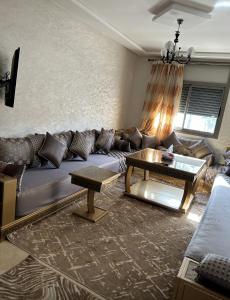 un soggiorno con divano e tavolo di Appart Swim & Beach a Sidi Bouzid