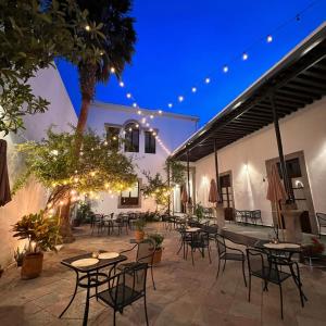 un patio con mesas, sillas y luces en La Casona de Josefa, en Querétaro