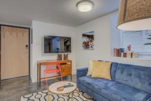 un soggiorno con divano blu e tavolo di 1BD Dog-Friendly Downtown - Urban Neighborhood a Colorado Springs