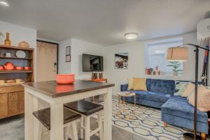 un soggiorno con tavolo e divano blu di 1BD Dog-Friendly Downtown - Urban Neighborhood a Colorado Springs