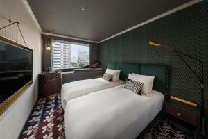 東京的住宿－Mercure Tokyo Hibiya，酒店客房设有两张床和电视。
