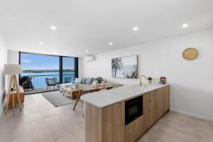 Dapur atau dapur kecil di Exquisite 1-Bed Apartment with Bay Views