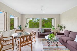 sala de estar con sofá y mesa en Vacanze A Casa - Resort Just Minutes From The CBD, en Cairns North