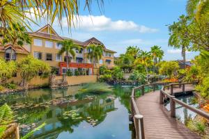 un complejo con un estanque frente a un edificio en Vacanze A Casa - Resort Just Minutes From The CBD, en Cairns North