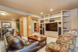 Fox Run Lux Private Suite Nature Views Aplus Spot的电视和/或娱乐中心
