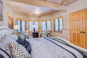 Fox Run Lux Private Suite Nature Views Aplus Spot客房内的一张或多张床位