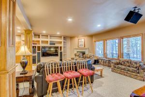 科罗拉多斯普林斯Fox Run Lux Private Suite Nature Views Aplus Spot的带沙发、桌子和椅子的客厅