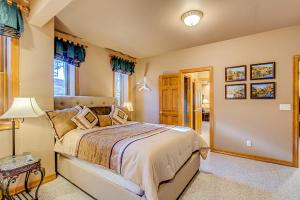 Fox Run Lux Private Suite Nature Views Aplus Spot客房内的一张或多张床位