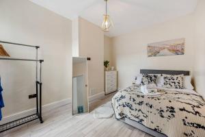 1 dormitorio con cama, tocador y espejo en Pass the Keys Spacious Stylish House, en Mánchester