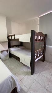Uma ou mais camas em beliche em um quarto em apartamento Santa Marta-Rodadero Blanquita205