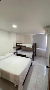 una camera con due letti e una finestra di apartamento Santa Marta-Rodadero Blanquita205 a Santa Marta