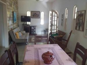 ein Wohnzimmer mit einem Tisch und einem Sofa in der Unterkunft Casa de Praia Itacimirim Bahia in Camassari