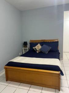 1 dormitorio con 1 cama con sábanas azules y blancas en Studio Piratas, en Angra dos Reis