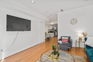 TV at/o entertainment center sa Luxury 2bd Haven in DC's Heart!