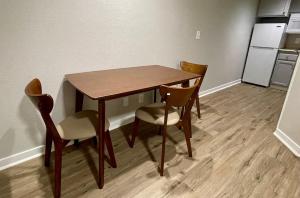una mesa y sillas en una habitación con cocina en Cozy Aksarben Living-close to I-80 & WFH desk, en Omaha