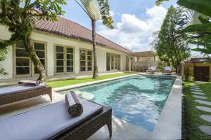een zwembad in de achtertuin van een huis bij Villa Puri Pura in Canggu