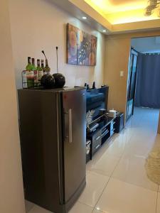 - une cuisine équipée d'un réfrigérateur avec des bouteilles de vin dans l'établissement SMDC FORT TAGAYTAY STAYCATION, à Kaybagal