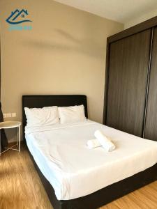 Gallery image of Beacon Executive Suites - By IZ in George Town