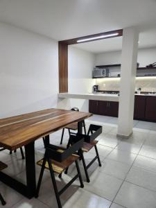 een keuken en eetkamer met een houten tafel en stoelen bij Casa Madero in Ciudad Madero