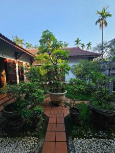Rose Homestay Hueにある庭