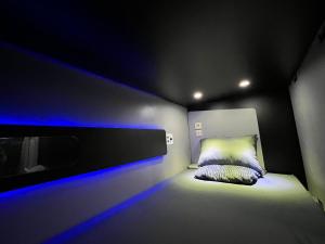 Un dormitorio con una cama con luces azules. en Rayana Resort Mitra Reddoorz, en Songgoriti