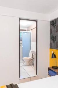 Bathroom sa Nice 3BR-Apartmt in San Benito Top location