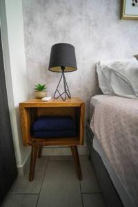 Un pat sau paturi într-o cameră la Cozy and strategic location! fast internet! views!