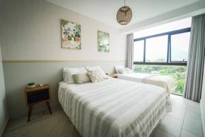A bed or beds in a room at Cozy and strategic location! fast internet! views!