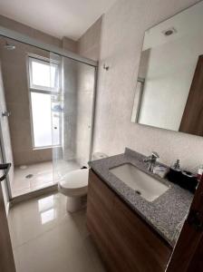 瓜達拉哈拉的住宿－Departamento de Lujo en con Alberca Panoramica en Zona Metropolitana de Guadalajara，一间带水槽、卫生间和镜子的浴室