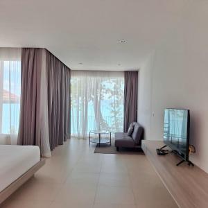 TV a/nebo společenská místnost v ubytování Baanfah Resort Samui