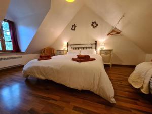 una camera da letto con un grande letto in mansarda di Gîte Prissac, 3 pièces, 7 personnes - FR-1-591-159 a Prissac