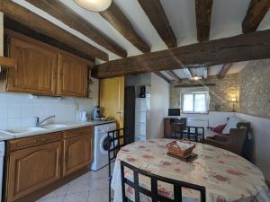 A kitchen or kitchenette at Gîte Frédille, 3 pièces, 4 personnes - FR-1-591-235