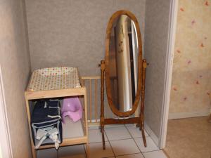 einen Schminktisch und einen Spiegel im Zimmer in der Unterkunft Gîte Halles-sous-les-Côtes, 4 pièces, 6 personnes - FR-1-585-5 