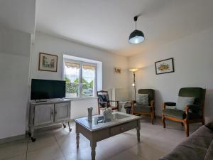 een woonkamer met een bank en een flatscreen-tv bij Gîte Argy, 3 pièces, 6 personnes - FR-1-591-253 in Argy