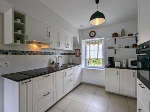 eine weiße Küche mit weißen Schränken und einem Fenster in der Unterkunft Gîte Argy, 3 pièces, 6 personnes - FR-1-591-253 in Argy
