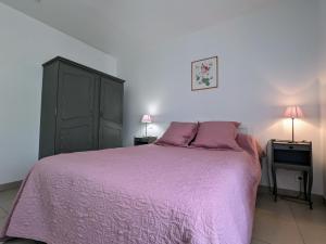 ein Schlafzimmer mit einem lila Bett mit zwei Nachttischen in der Unterkunft Gîte Argy, 3 pièces, 6 personnes - FR-1-591-253 in Argy