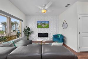 伊莎贝尔港Bayfront Cottage- Pool - Hot Tub - Close to Beach的带沙发和电视的客厅