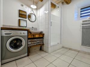 bagno con lavatrice e lavandino di Gîte Saint-Préjet-d'Allier, 4 pièces, 6 personnes - FR-1-582-44 a Saint-Préjet-dʼAllier