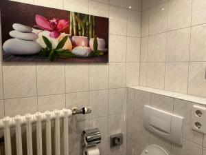 łazienka z malowidłem na ścianie i toaletą w obiekcie Friesdorfer Hof w mieście Bonn